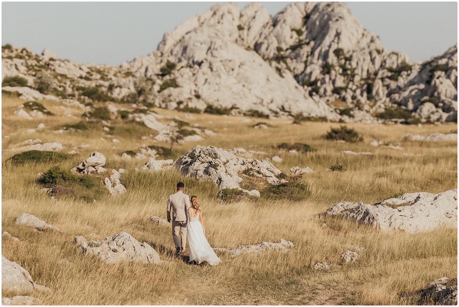 Planinski wedding session na Velebitu koji spaja romantiku, avanturu i minimalističku estetiku u snažnu vizualnu priču.
