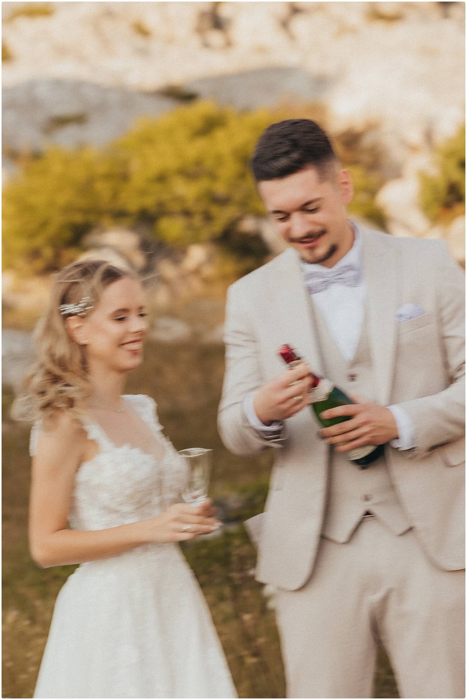 Nazdravljanje pjenušcem na Velebitu nakon razmjene zavjeta – smijeh, zagrljaji i trenutak čiste sreće pod otvorenim nebom.