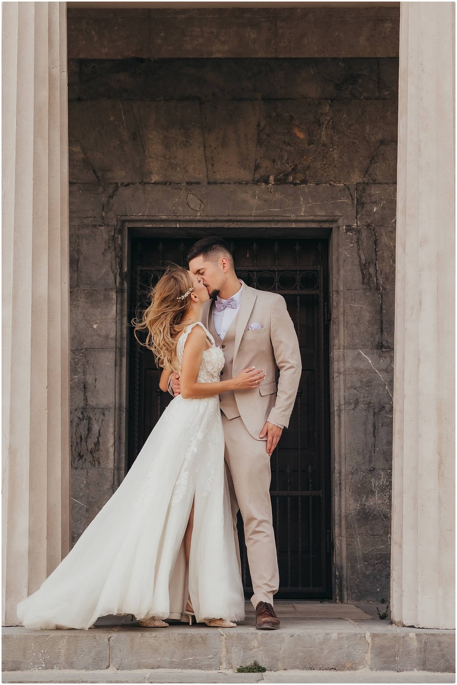 Fotografiranje mladenaca na Velebitu u zlatnom satu – prirodna svjetlost, autentični trenuci i umjetnički pristup vjenčanoj fotografiji.