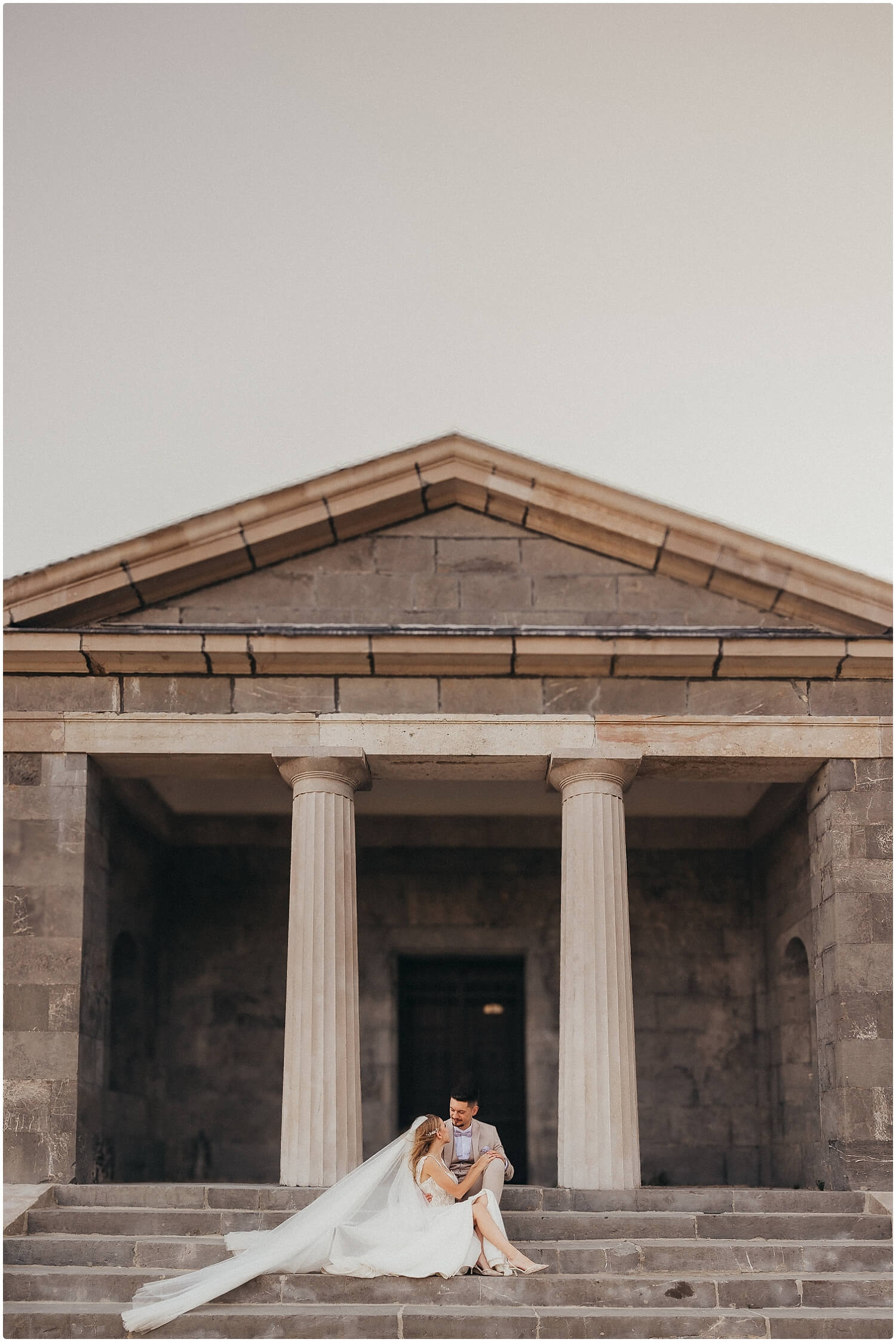 Fotografiranje mladenaca na Velebitu u zlatnom satu – prirodna svjetlost, autentični trenuci i umjetnički pristup vjenčanoj fotografiji.