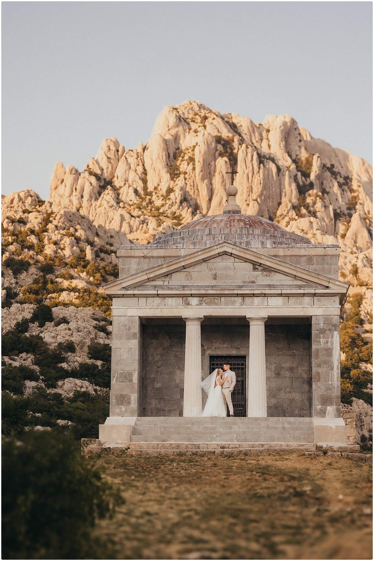 Planinski wedding session na Velebitu koji spaja romantiku, avanturu i minimalističku estetiku u snažnu vizualnu priču.