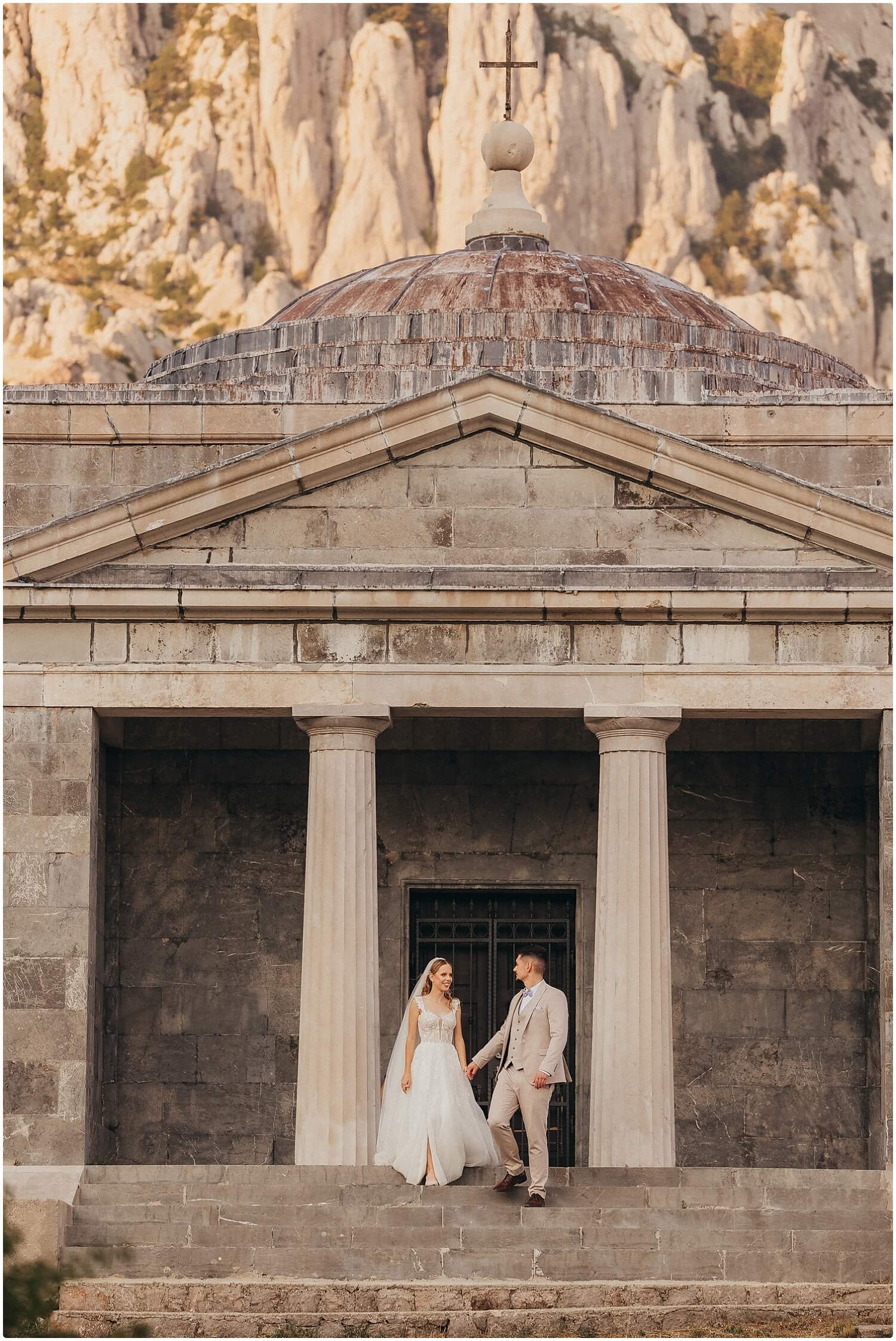 Fotografiranje mladenaca na Velebitu u zlatnom satu – prirodna svjetlost, autentični trenuci i umjetnički pristup vjenčanoj fotografiji.